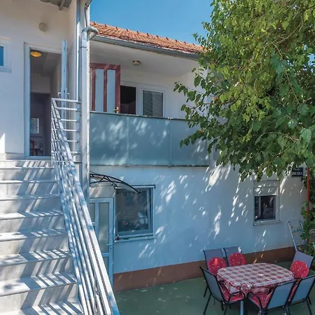 Appartement Nice In W/ 1 Bedrooms Vodice